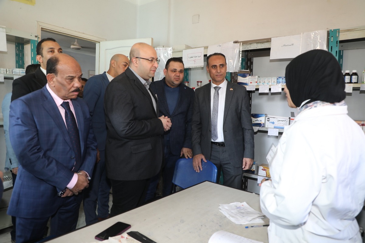 المحافظ يتفقد مستوى الخدمة بوحدة طب الأسرة بقرية ميانة 